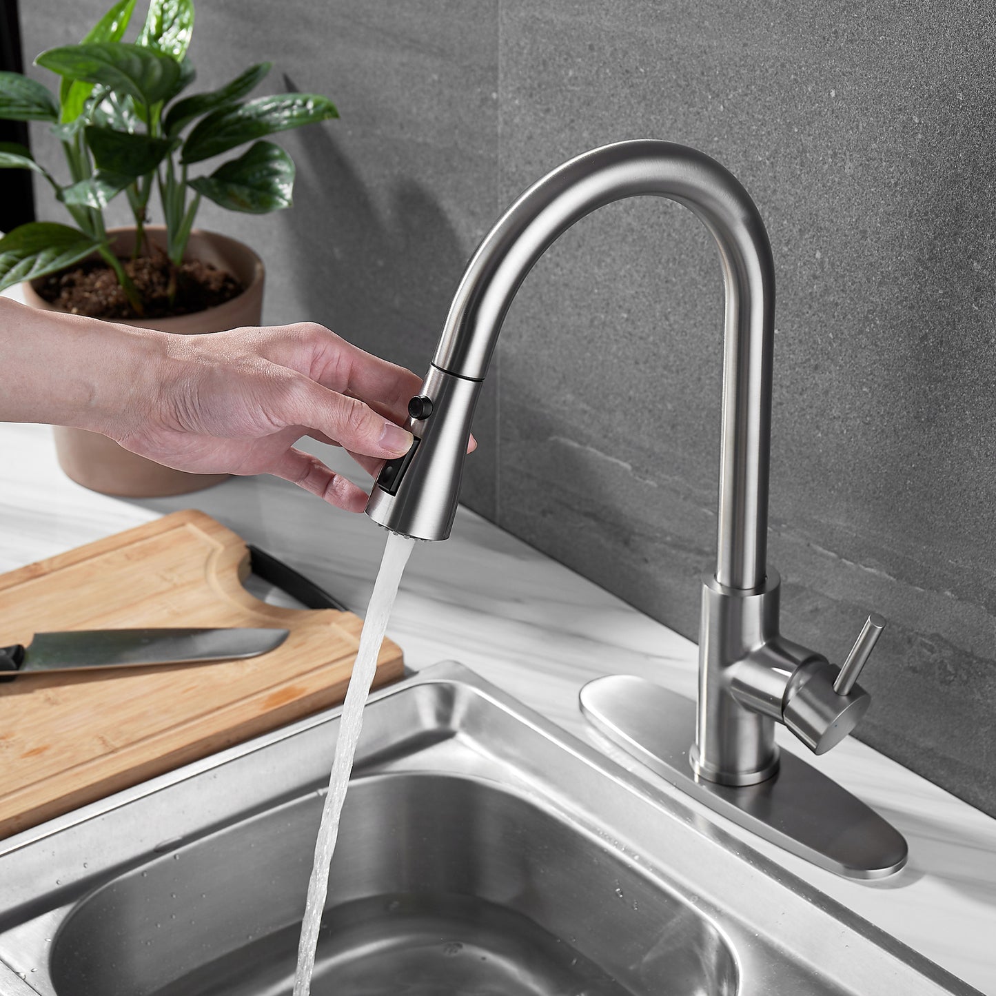 Ravinte Kitchen Faucets With Pull Down Sprayer Goose neck Spout Single Handle Kitchen Faucet Matte Black Kitchen Sink Faucets Solid Brass Countertop Faucet Farmhouse Sink Faucet